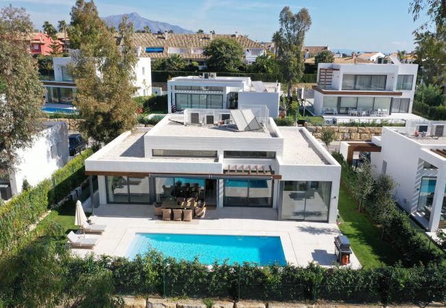 Villa en Estepona - 2223 Luxurious Modern Villa with Private Pool