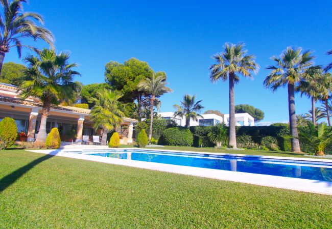 Villa à Estepona - 1077 Luxurious Beachfront Villa with Pool