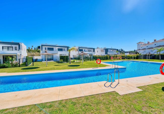 Maison à Estepona - 2210 Luxury Modern Villa with Pool and Garden