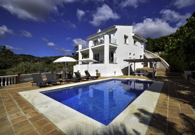 Villa in Marbella - Tranquil Villa with Sea Views & Heated Pool!