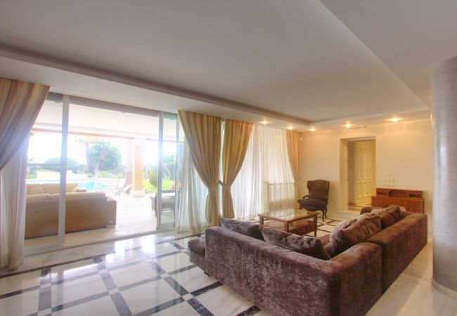 Villa in Estepona - 1077 Luxurious Beachfront Villa with Pool