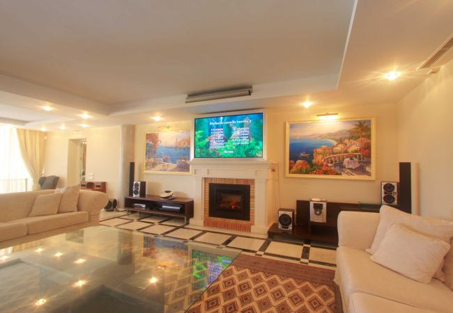 Villa in Estepona - 1077 Luxurious Beachfront Villa with Pool