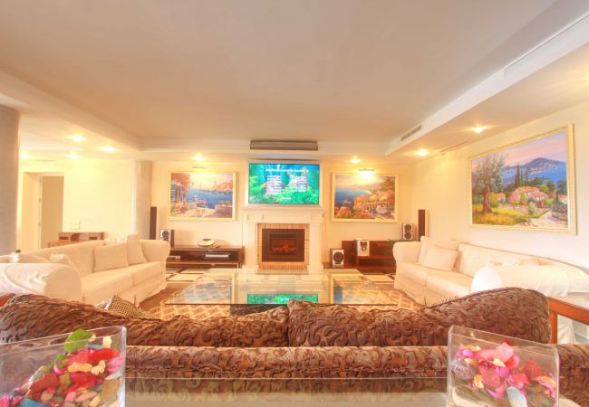 Villa in Estepona - 1077 Luxurious Beachfront Villa with Pool