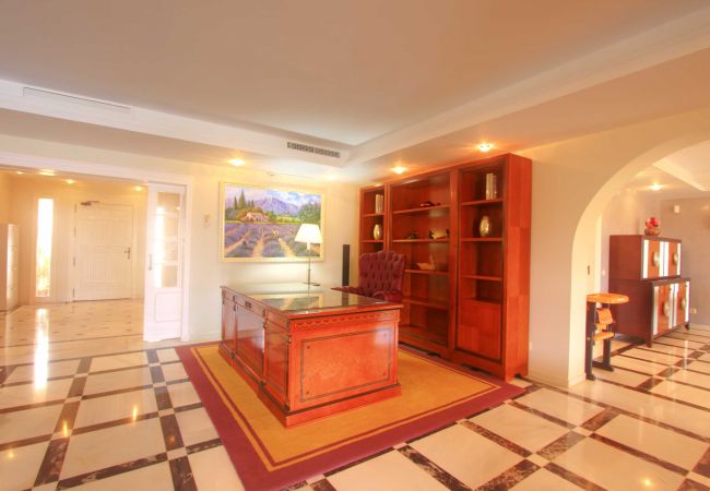 Villa in Estepona - 1077 Luxurious Beachfront Villa with Pool