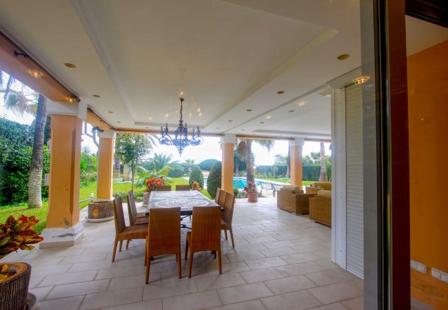 Villa in Estepona - 1077 Luxurious Beachfront Villa with Pool