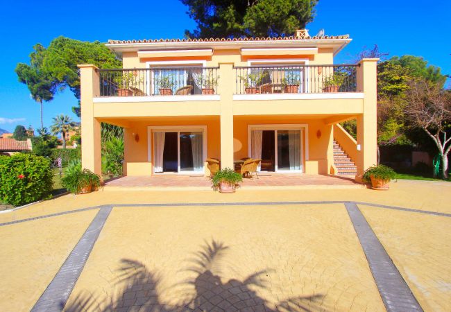 Villa in Estepona - 1077 Luxurious Beachfront Villa with Pool