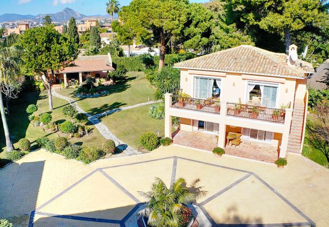 Villa in Estepona - 1077 Luxurious Beachfront Villa with Pool