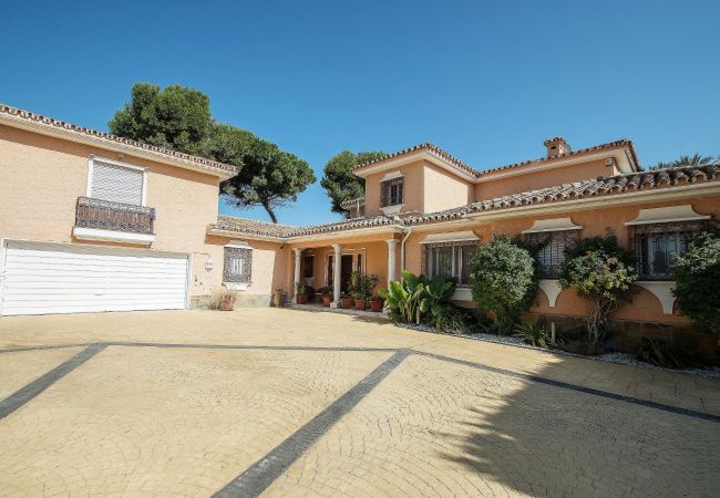 Villa in Estepona - 1072 Beachfront El Paraiso Retreat with Pool & BBQ